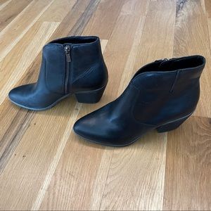 Frye Judith new w/o tags black size 7 ankle boots